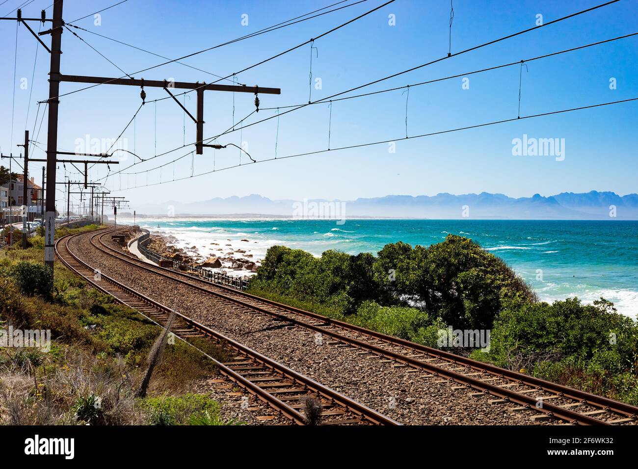 Kapstadt, Südafrika - 23. März 2021: Passagierzug durch die kleine Küstenstadt St. James Stockfoto