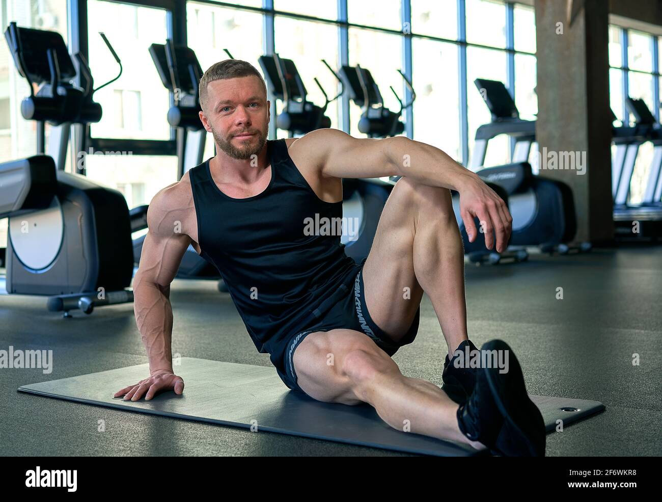 Mann mit Krafttraining im Fitness-Studio-Ausrüstung-Sport-club Stockfoto