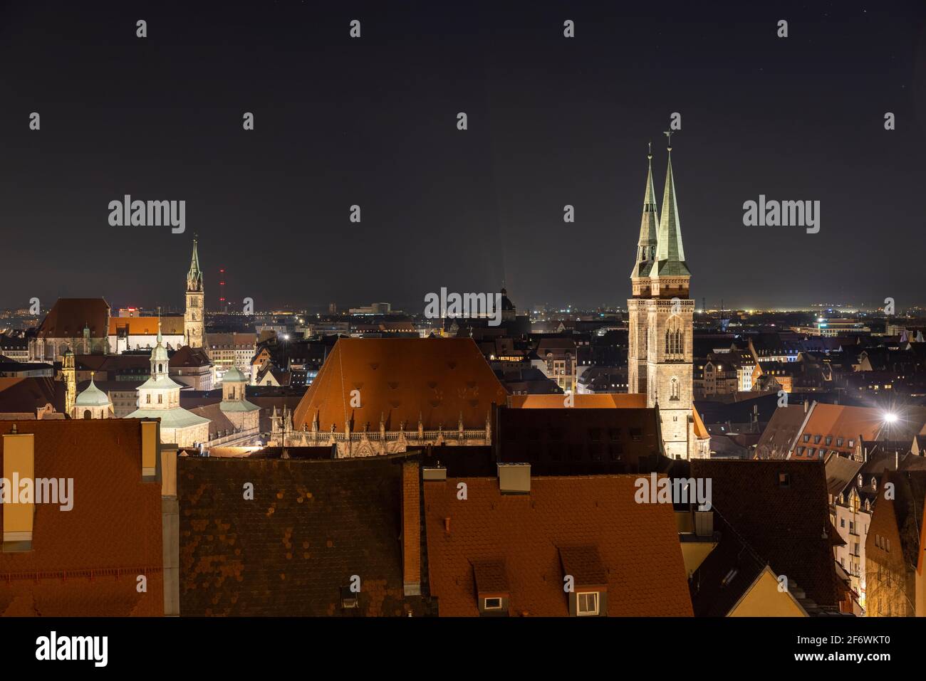 Die Altstadt von Nürnberg ist eine Mischung aus historischen und modernen Gebäuden. Die beste Aussicht auf das Stadtzentrum hat man vom Schlossberg aus. Stockfoto