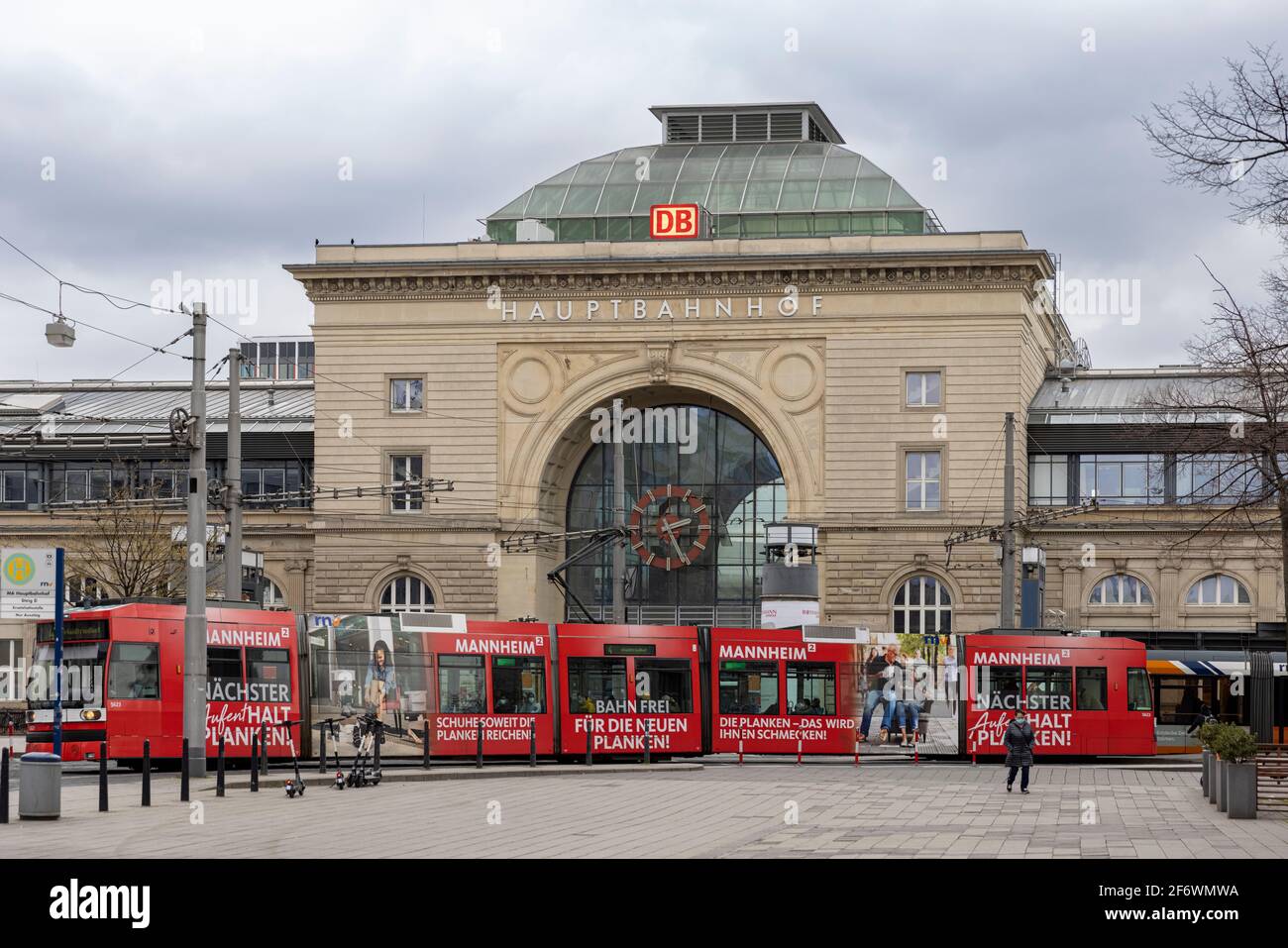 Straßenfahrzeuge sind ein wichtiger Bestandteil des öffentlichen Nahverkehrs in Mannheim. Stockfoto