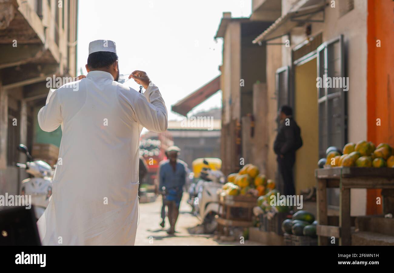 K.R.Market, Bangalore, Indien - Februar 06,2021: Muslimische Person mit Maske auf der Rückseite Stockfoto