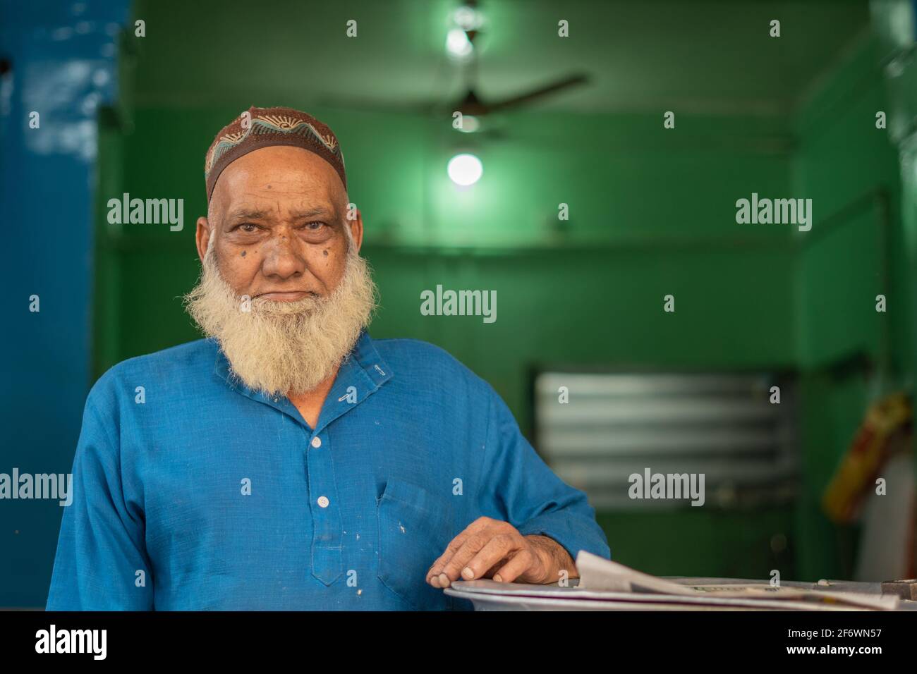 K.R.Market, Bangalore, Indien - Februar 06,2021: Ein alter muslimischer Biriyani-Hotelbesitzer Stockfoto