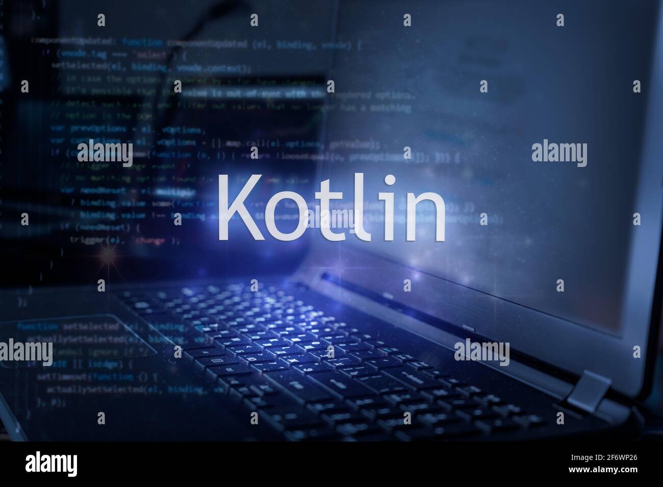 Kotlin-Inschrift vor Laptop und Code-Hintergrund. Technologiekonzept. Programmiersprache lernen. Stockfoto