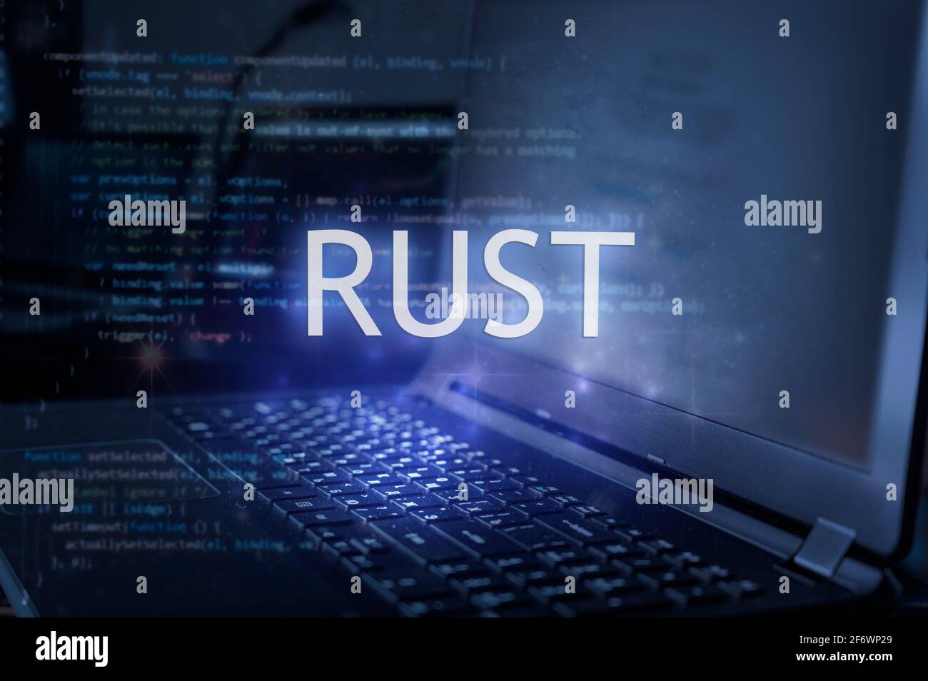 Rost-Beschriftung vor Laptop und Code-Hintergrund. Technologiekonzept. Programmiersprache lernen. Stockfoto