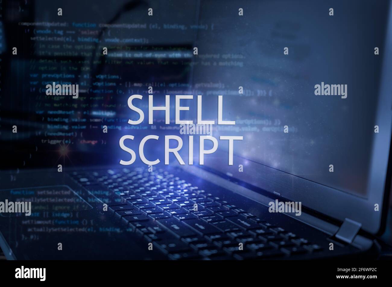 Shell-Script-Inschrift gegen Laptop und Code-Hintergrund. Technologiekonzept. Programmiersprache lernen. Stockfoto