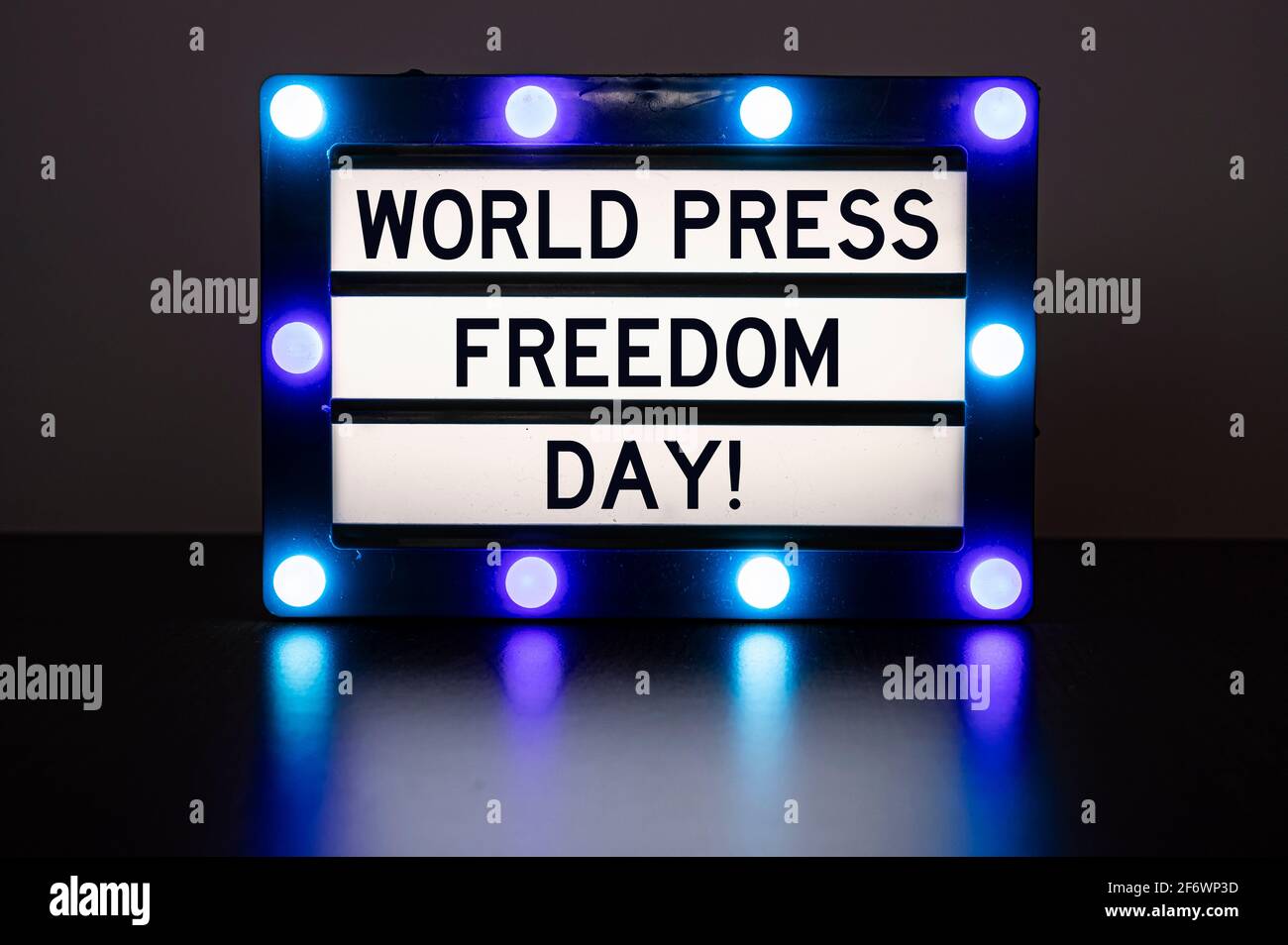 Leuchtkasten mit blauen Lichtern im dunklen Raum mit Worten - Welt Pressefreiheit Tag! Stockfoto