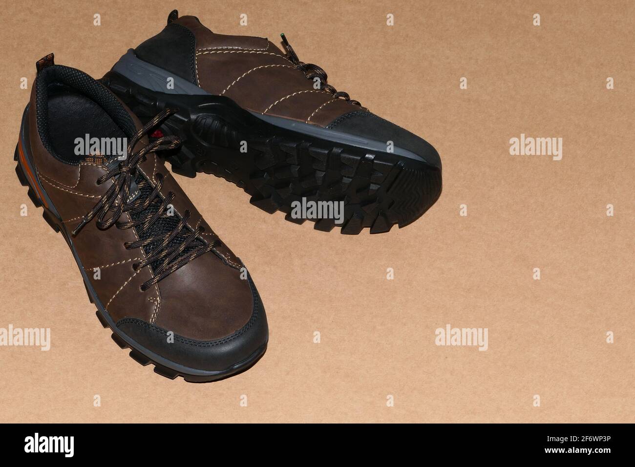 Modische Herrenschuhe, ein Paar braune Lederschuhe isoliert auf einem grauen Hintergrund mit einem Platz für Schriftzüge. Stockfoto