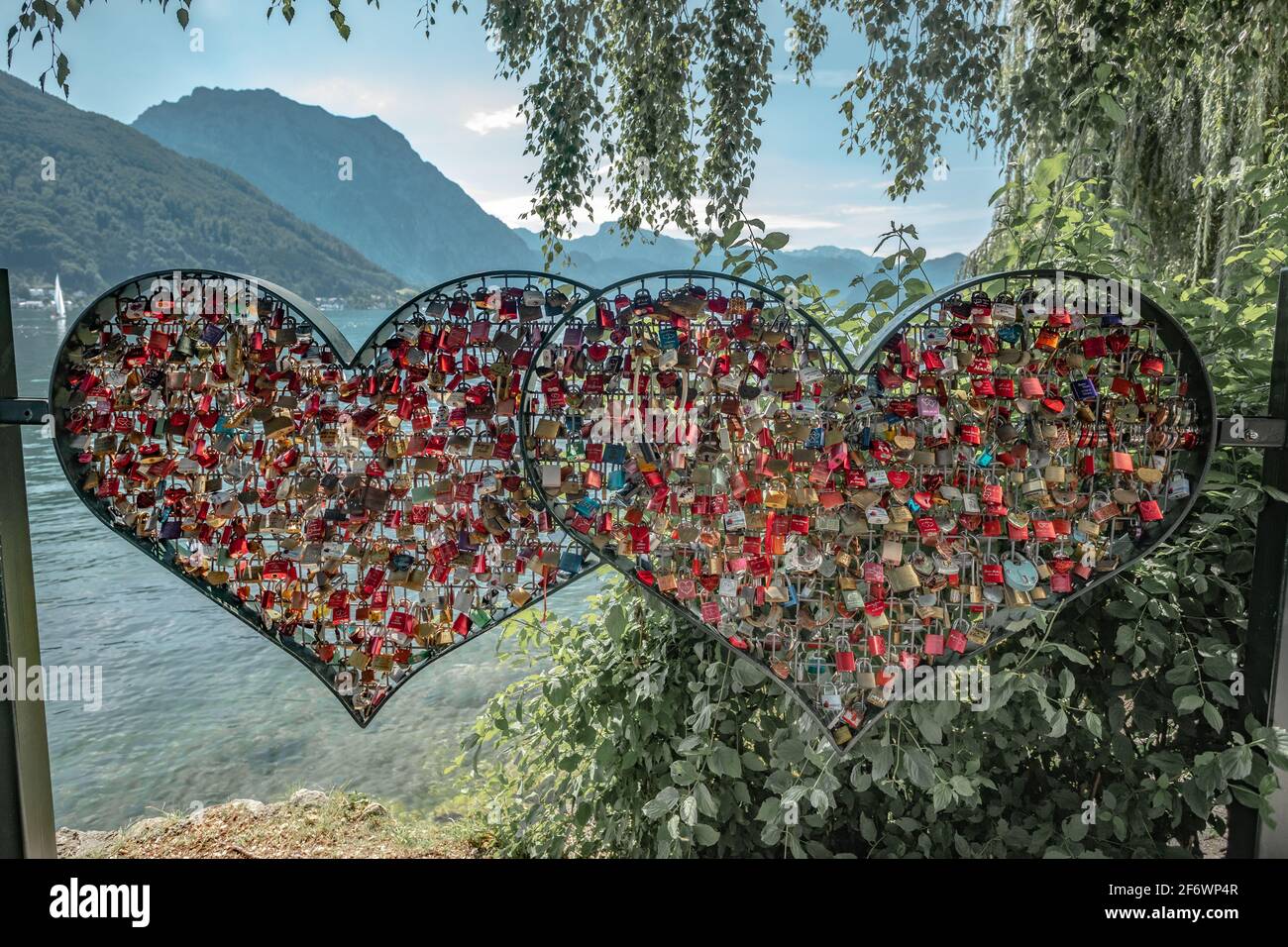Hunderte von Vorhängeschlössern an einem herzförmigen Zaun im Naturschutzgebiet Orter Bucht in der Nähe des Traunsees Stockfoto