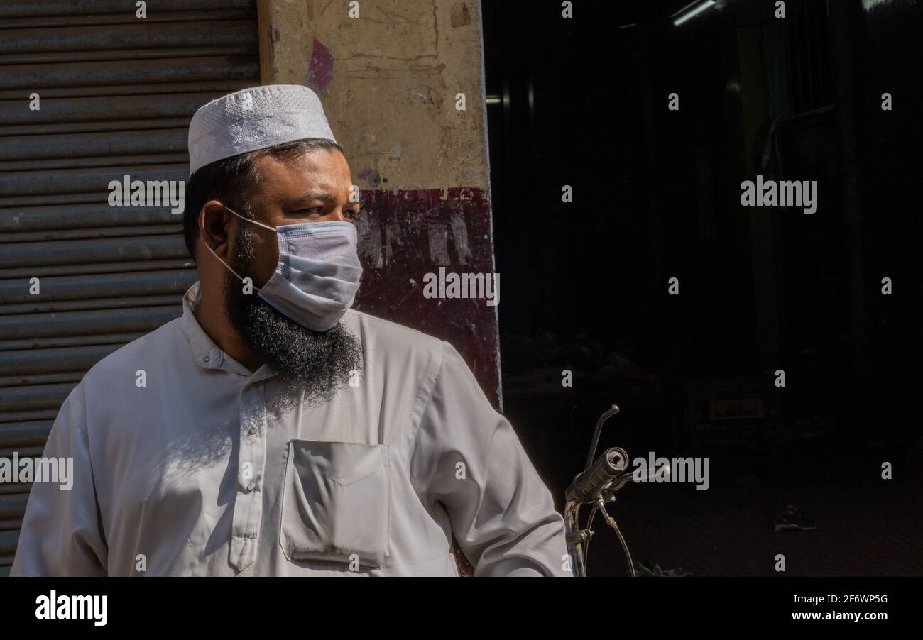 K.R.Market, Bangalore, Indien - Februar 06,2021: Eine muslimische Person in der OP-Maske Stockfoto