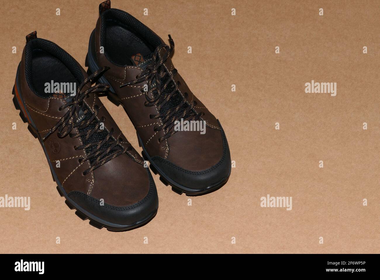 Modische Herrenschuhe, ein Paar braune Lederschuhe isoliert auf einem grauen Hintergrund mit einem Platz für Schriftzüge. Stockfoto