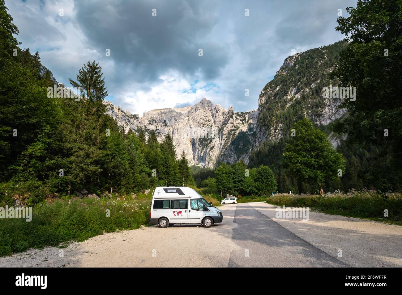 Wohnmobil auf Eck im Landkreis Berchtesgadener Land bei Schönau am Königssee, Deutschland, geparkt Stockfoto