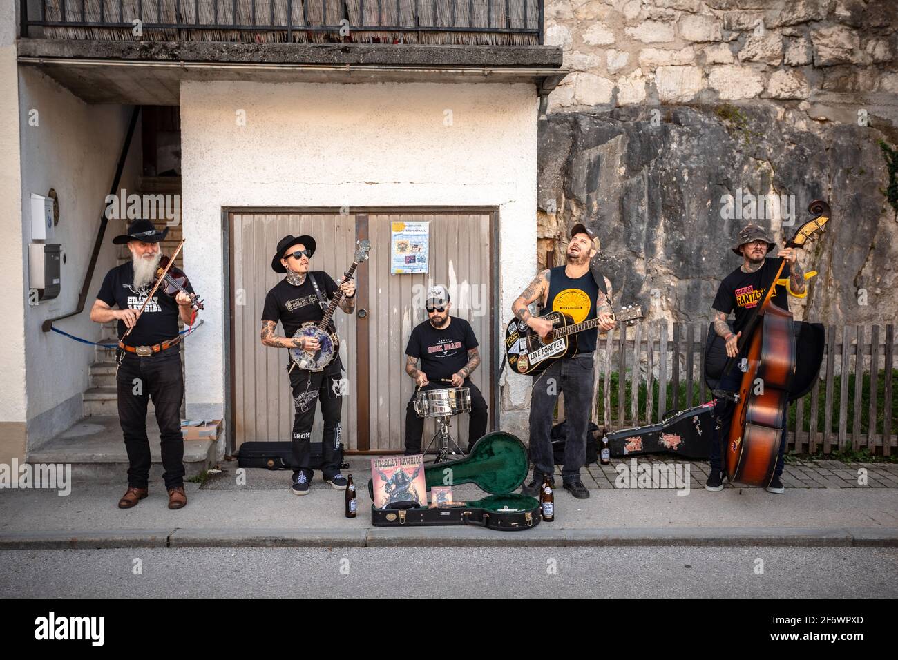Hillbilly Rawhide Musikgruppe singt auf den Straßen von Hallstatt, Österreich Stockfoto