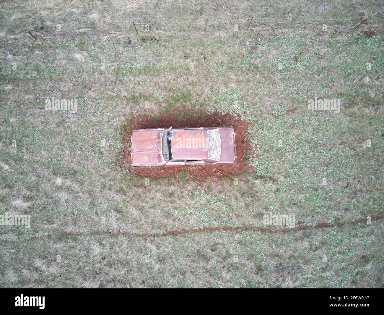 Altes Auto Luftbild zeigt verrostete Auto, Räder, alte Farbe in einem grünen Feld Hintergrund. Stockfoto