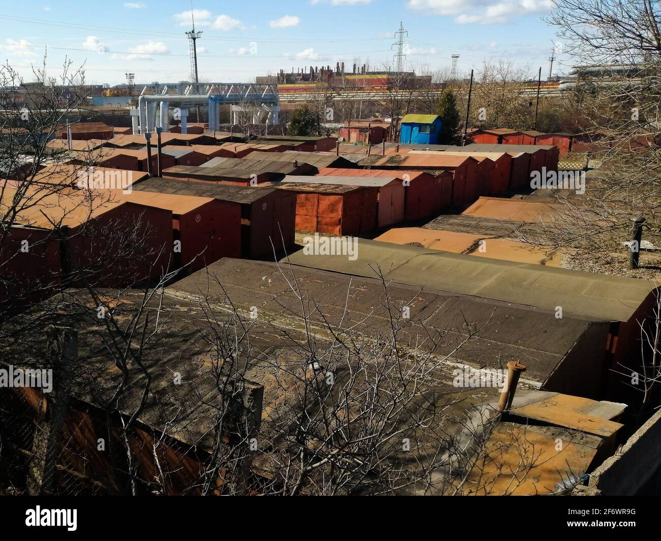 Reihe von alten Autogaragen mit roten Türen, Antenne Stockfoto