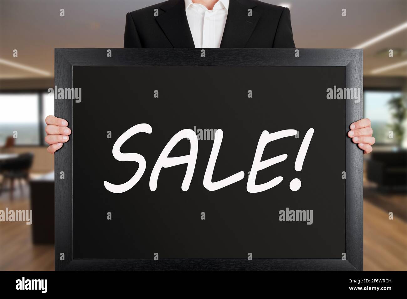 Geschäftsmann hält ein großes Schild mit dem Nachrichtenverkauf. Business Price Rabatt Zeichen. Stockfoto