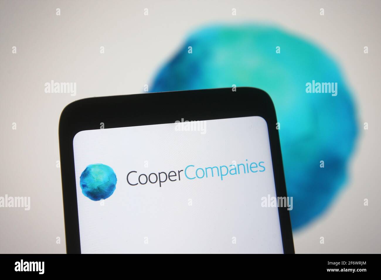 Ukraine. April 2021. In dieser Fotolabbildung ist das Logo von Cooper Companies, Inc., das als Cooper Companies firmiert, auf einem Smartphone und einem pc-Bildschirm zu sehen. (Foto von Pavlo Gonchar/SOPA Images/Sipa USA) Quelle: SIPA USA/Alamy Live News Stockfoto