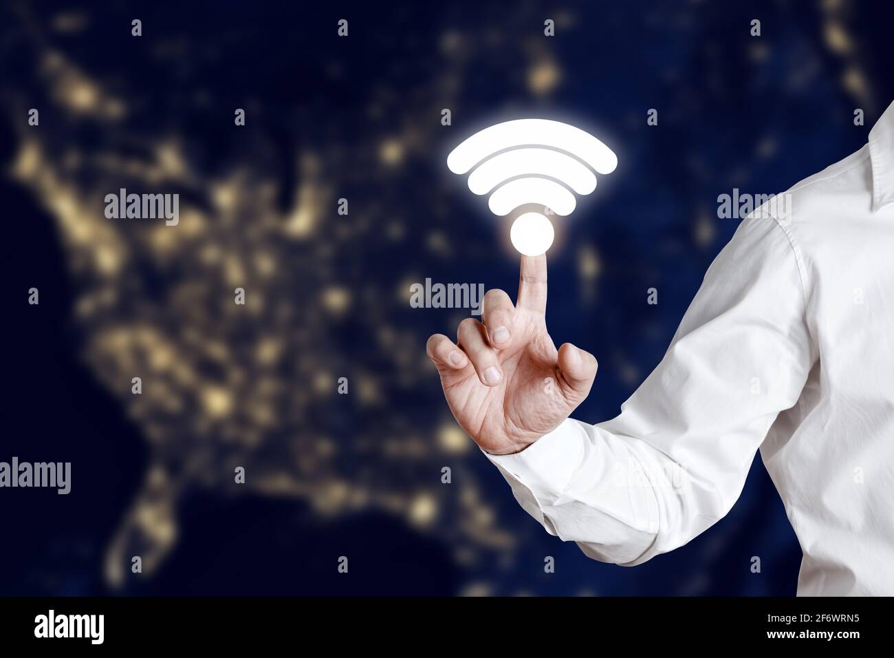 Geschäftsmann, der auf einem virtuellen Bildschirm auf das Symbol für die Wi-Fi-Verbindung drückt. Globales WLAN-Konzept für drahtlose Verbindungen. Stockfoto