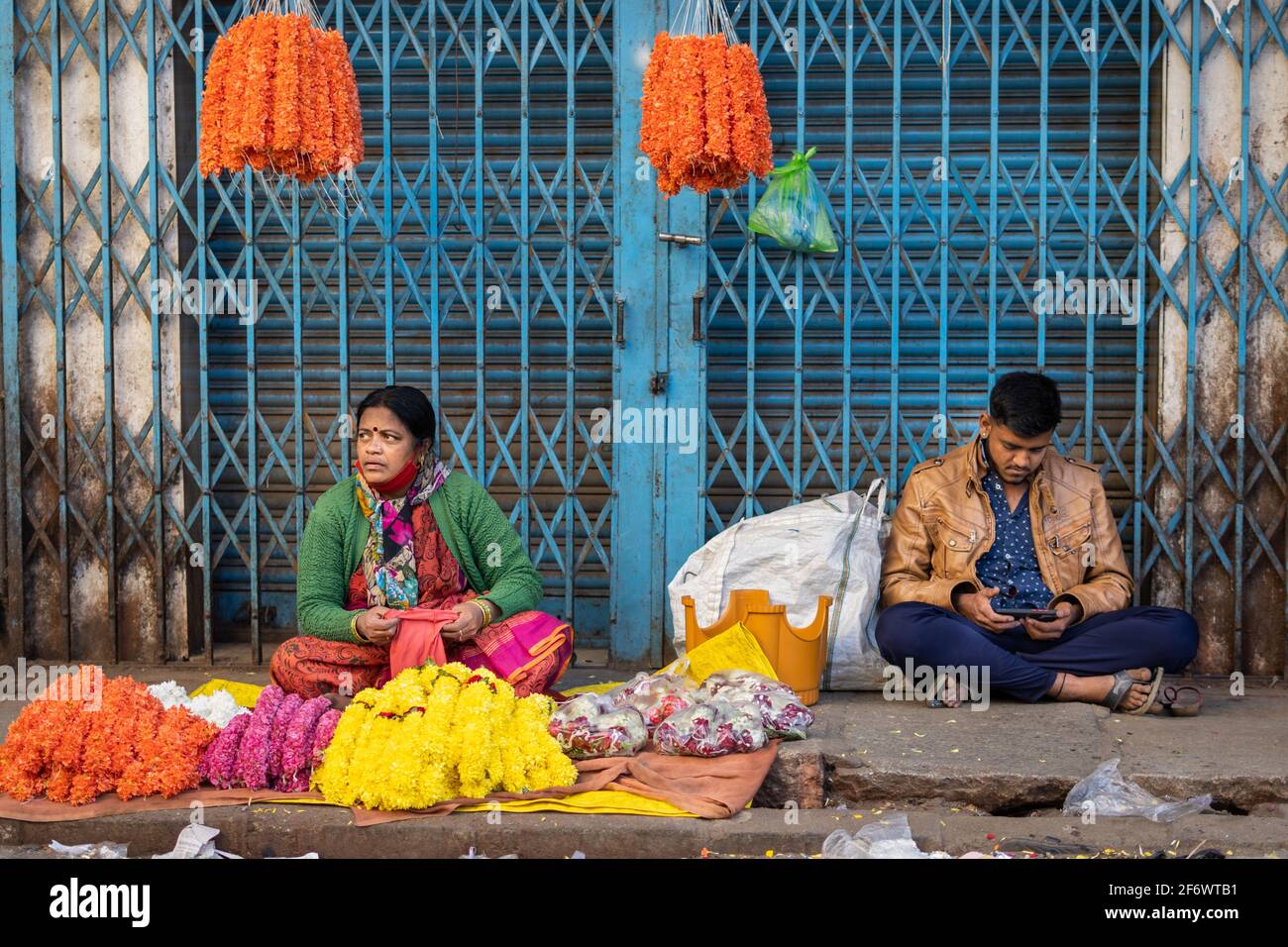 K.R.Market, Bangalore, Indien - Februar 06,2021: Mutter und Sohn verkaufen Blumen auf dem K.R.Market auf den Straßen Stockfoto