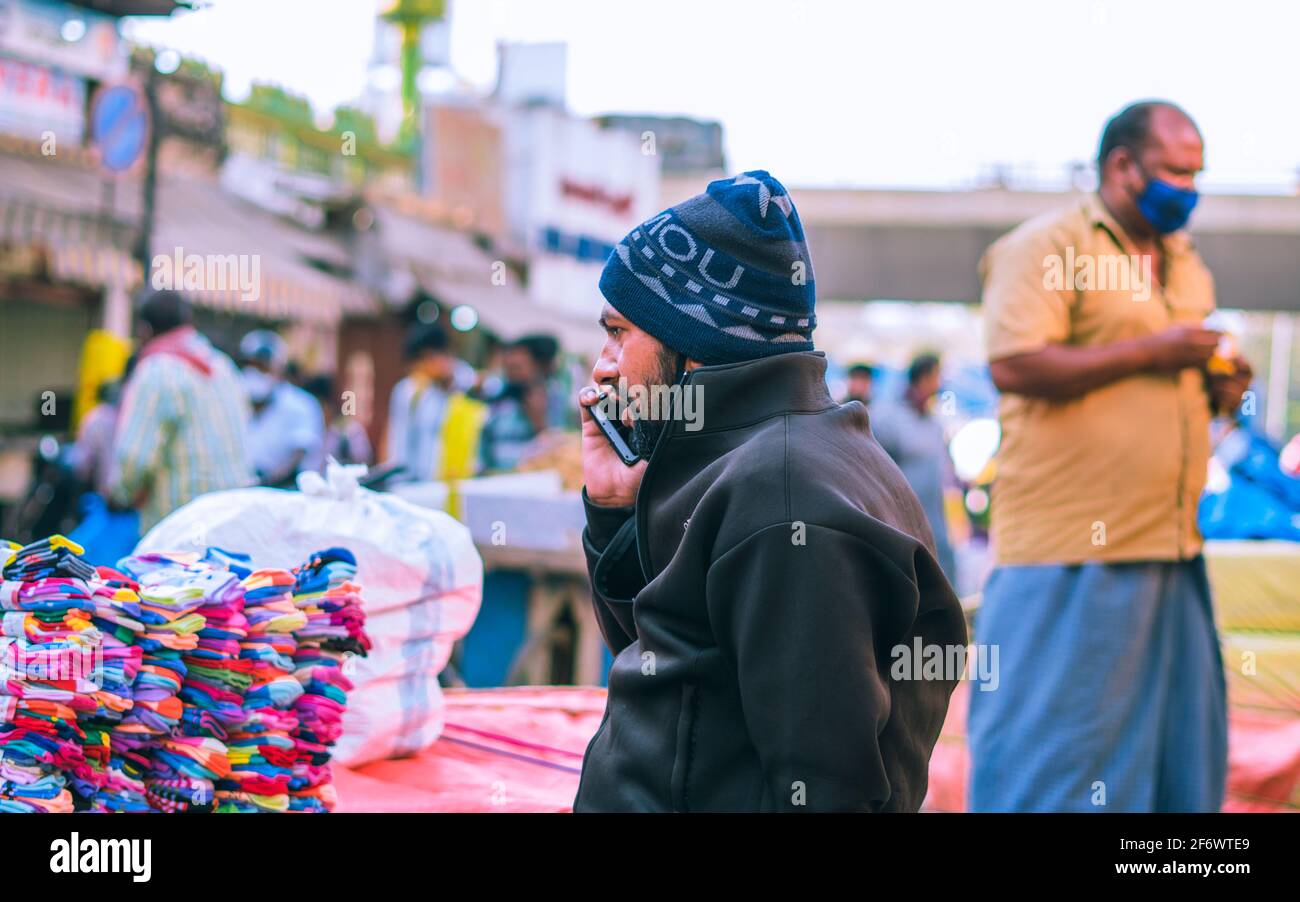 K.R.Market, Bangalore, Indien - Februar 06,2021: Straßenverkäufer spricht über ein Telefon im K.R.Market Stockfoto
