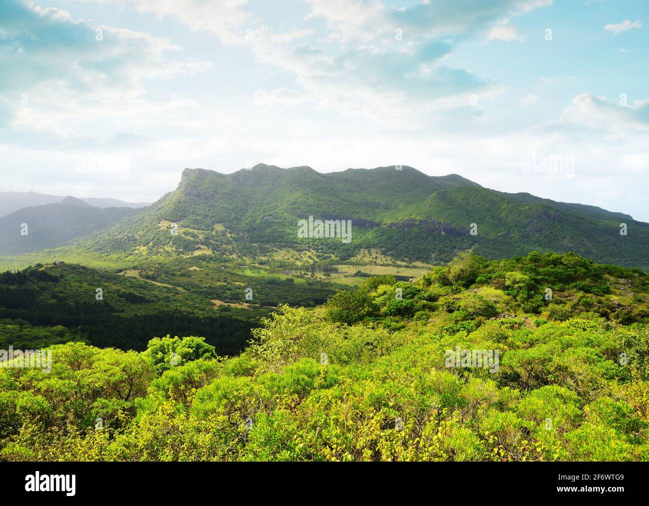 Blick von Le Morne Brabant auf den höchsten Berg der Insel Mauritius ( Piton de la petite riviere noire ). Stockfoto