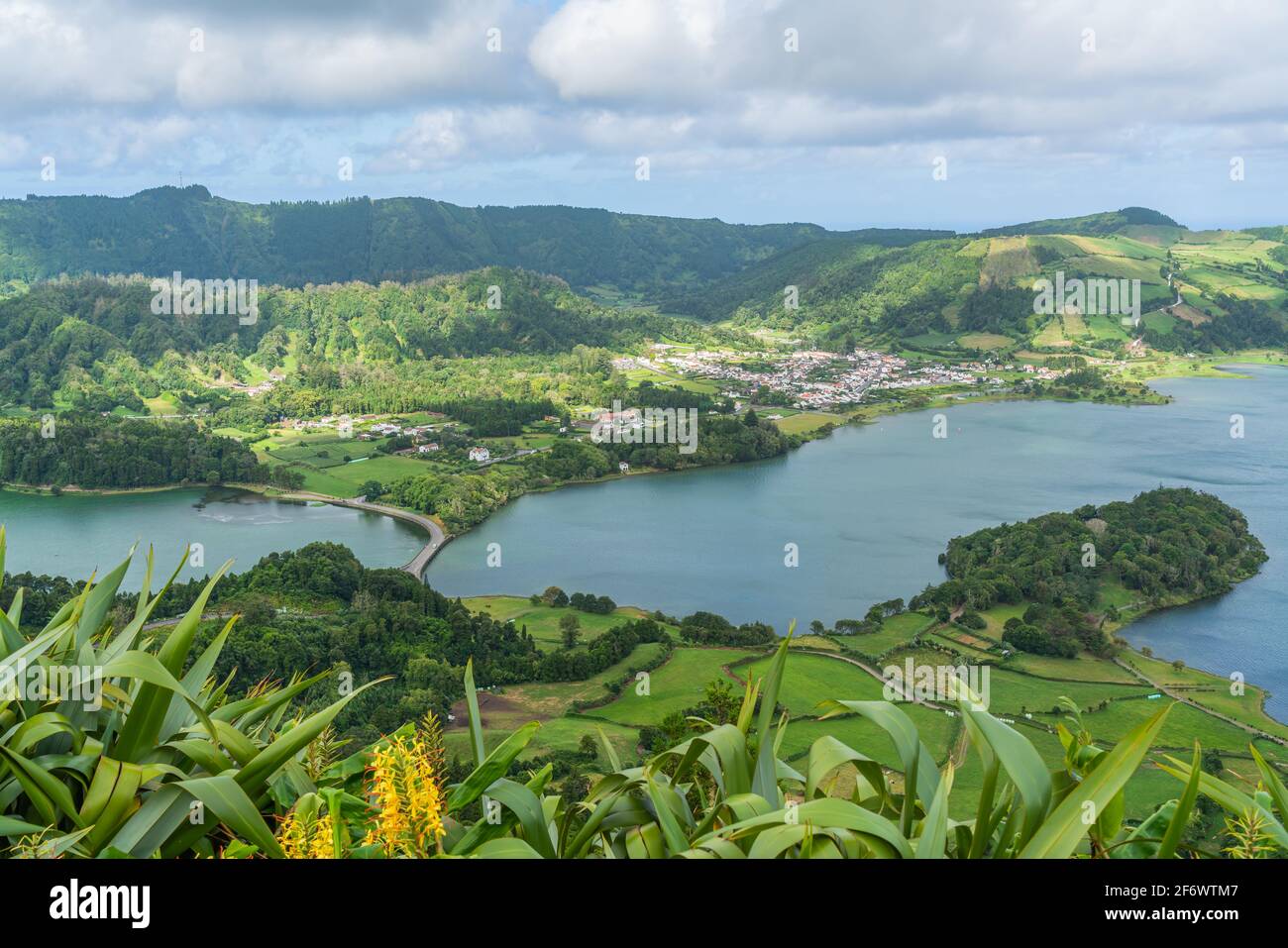 Miradouro Da Boca do Inferno mit Blick auf die Seen von Sete Cidades auf der Insel Sao Miguel auf den Azoren, Portugal Stockfoto