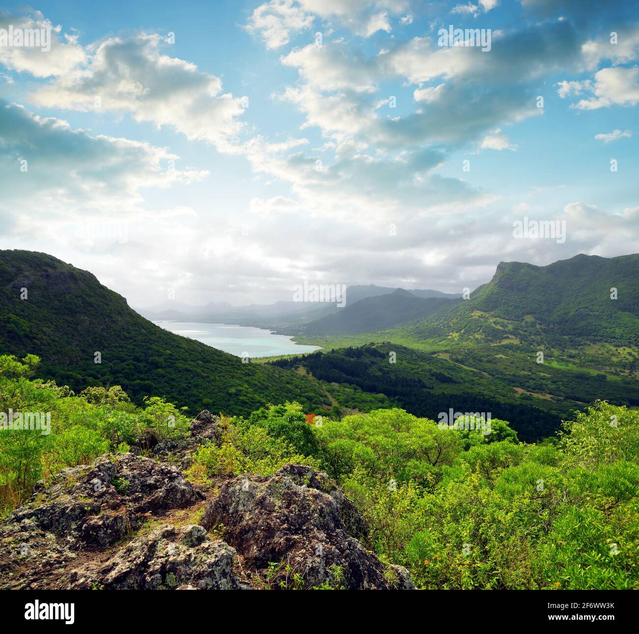 Blick von Le Morne Brabant auf den höchsten Berg der Insel Mauritius ( Piton de la petite riviere noire ). Stockfoto