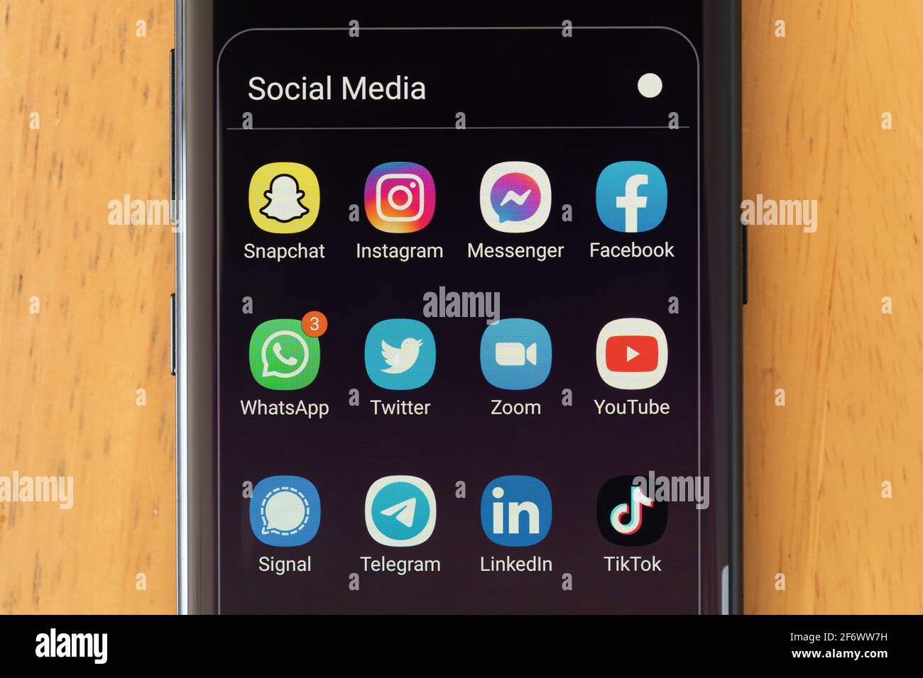 Eine gruppierte Auswahl von Symbolen für Multimedia-Social-Media-Apps in einem Ordner auf einem Smartphone-Bildschirm, einschließlich Snapchat, Instagram, Facebook und Twitter Stockfoto