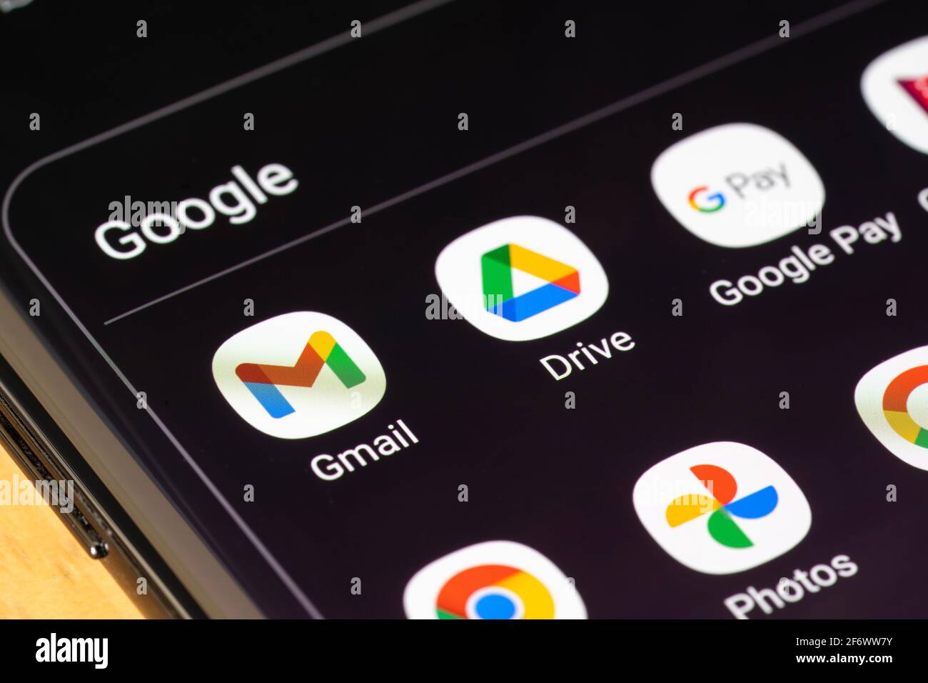 Eine Auswahl von Alphabet (früher als Google bekannt) Apps auf einem Smartphone-Bildschirm, einschließlich Gmail, Google Drive, Google Pay Stockfoto