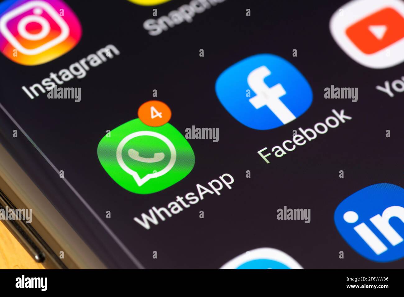 Makro-Nahaufnahme auf dem WhatsApp-Symbol auf einem Smartphone-Bildschirm Anzeigen von Warnmeldungen/Nachrichtenbenachrichtigungen Stockfoto