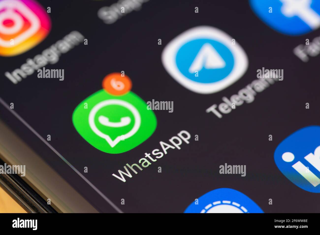 Makro-Nahaufnahme auf dem WhatsApp-Symbol auf einem Smartphone-Bildschirm Anzeigen von Warnmeldungen/Nachrichtenbenachrichtigungen Stockfoto