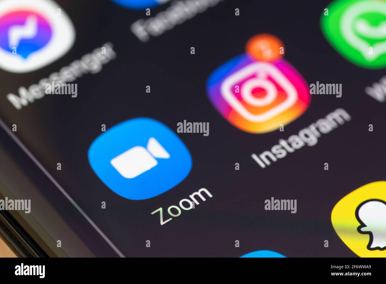 Eine Makro-Nahaufnahme der Zoom-App auf einem Smartphone-Bildschirm. Zoom ist ein proprietäres Software-Programm für Videotelefonie, das von Zoom Video Communications entwickelt wurde Stockfoto