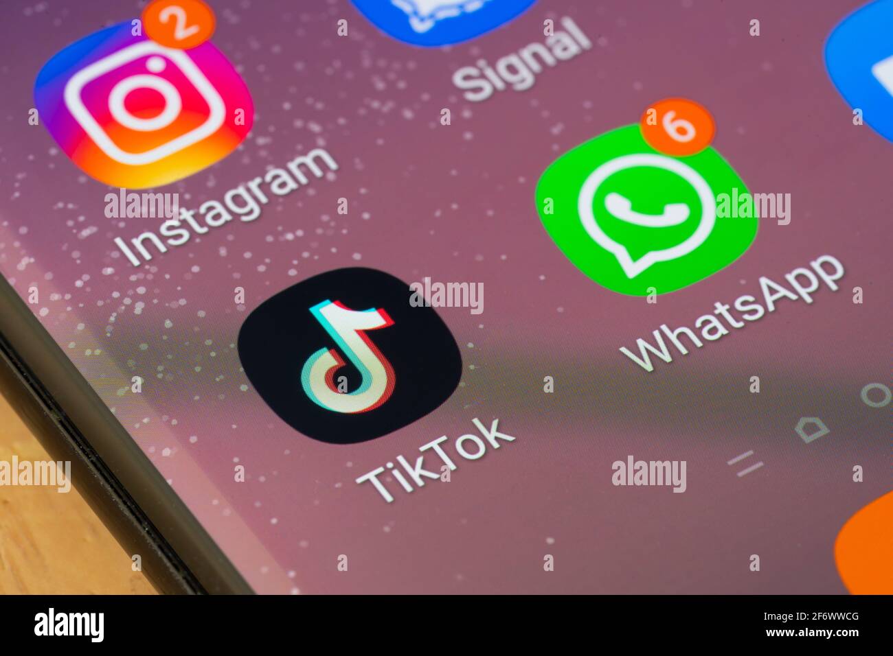 Eine Makro-Nahaufnahme der TikTok App auf einem Smartphone-Bildschirm. TikTok, in China als Douyin bekannt, ist ein Social-Networking-Dienst für Video-Sharing Stockfoto