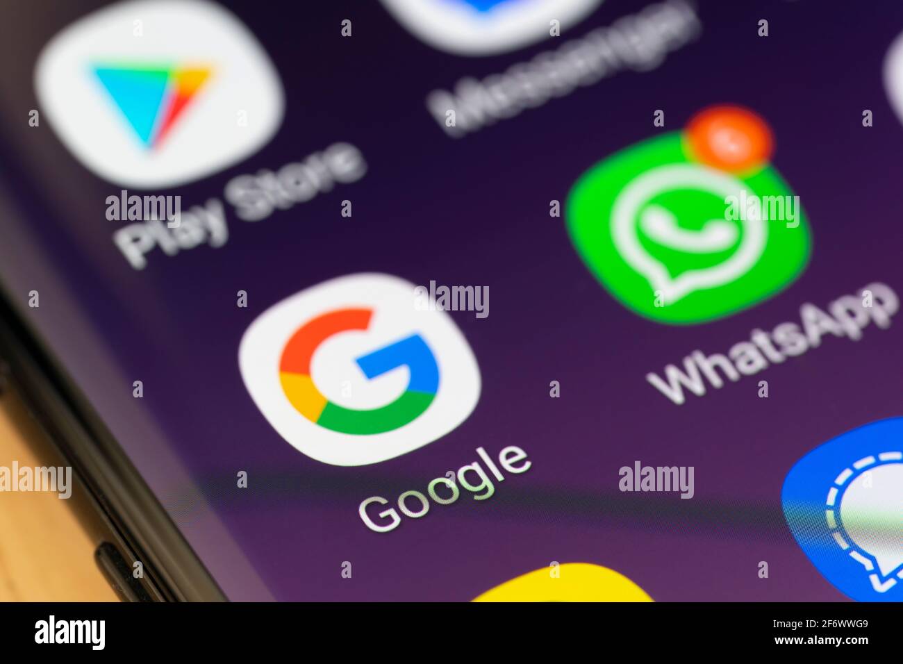Eine Makro-Nahaufnahme der Google-App auf einem Smartphone-Bildschirm. Die Google-App informiert Sie über die Dinge, die Ihnen wichtig sind Stockfoto