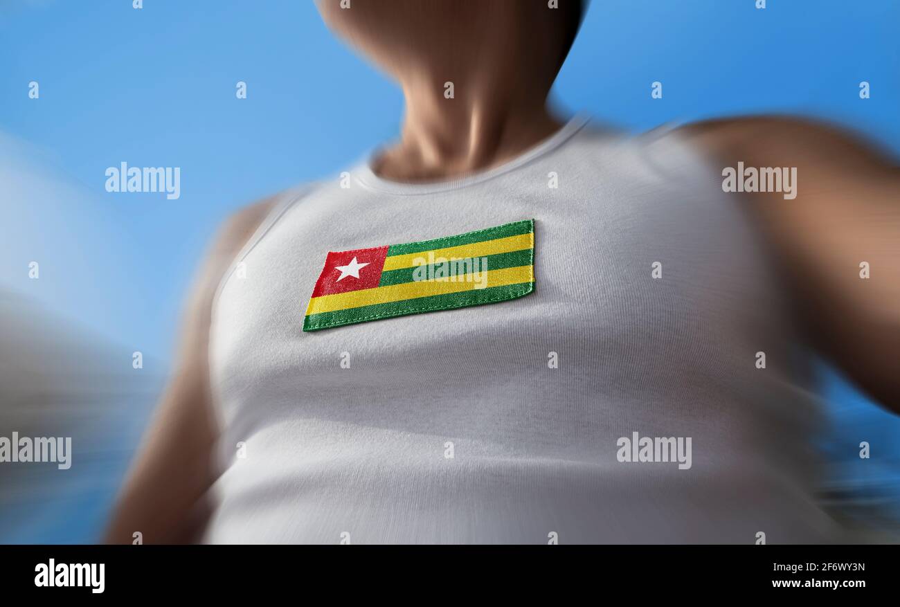 Die Nationalflagge von Togo auf der Brust des Athleten Stockfoto