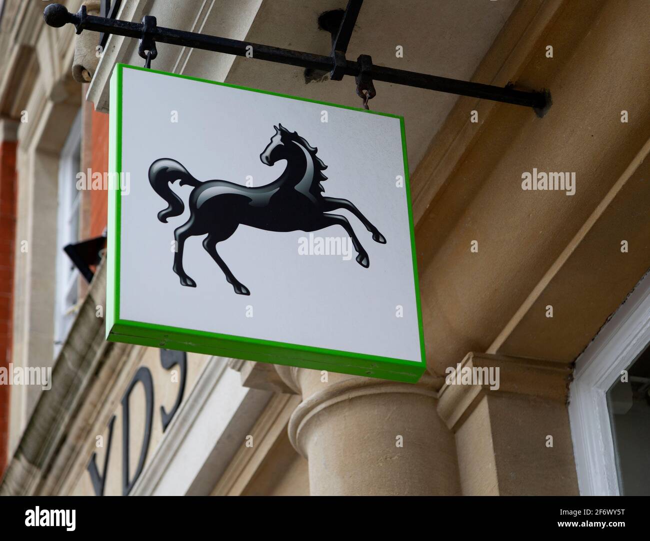 Schwarzes Pferd wa; montiert Schild vor der Filiale von Lloyds Bank, Devizes, Wiltshire, England, Großbritannien Stockfoto