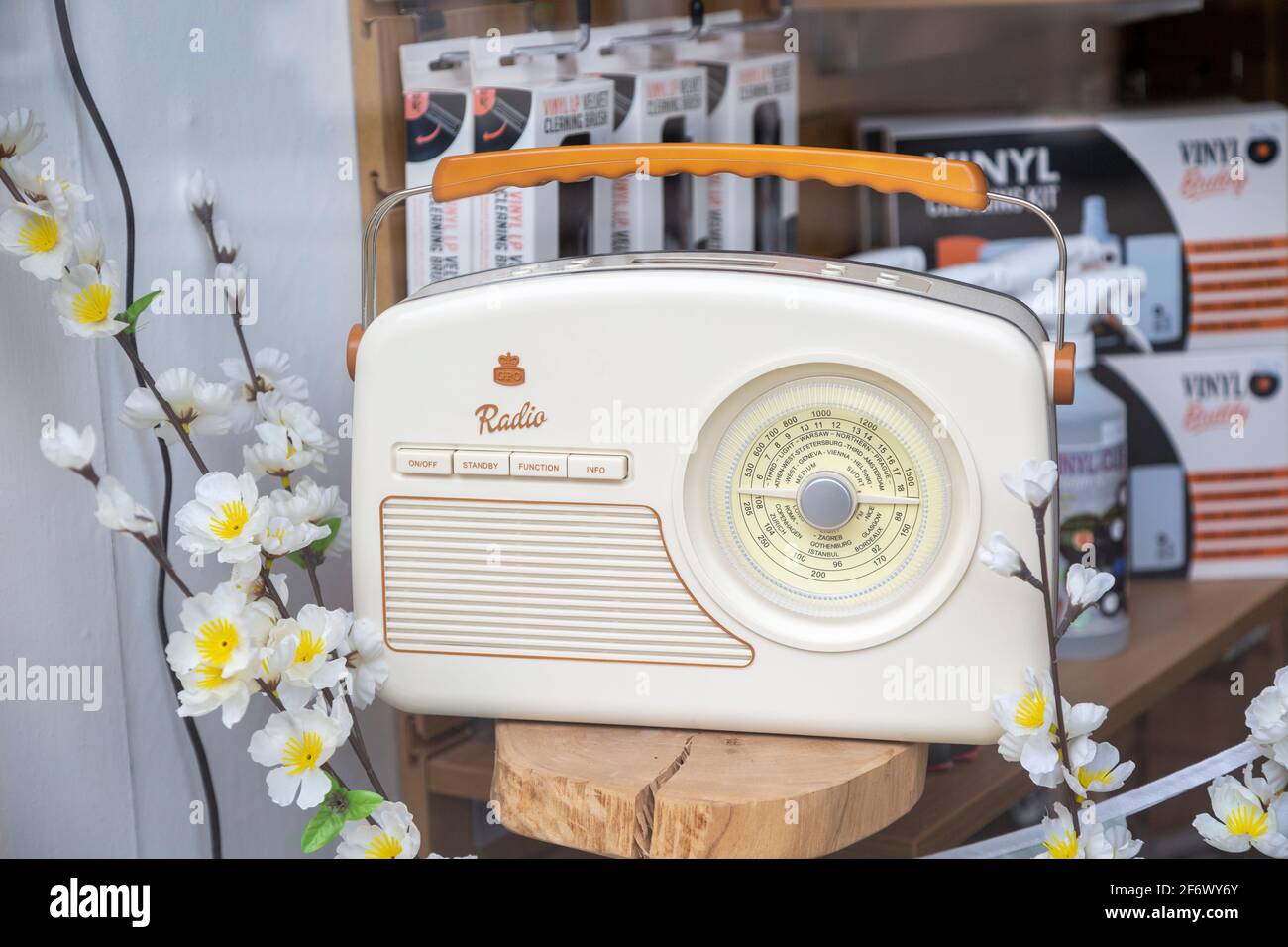 Elektrische Schaufenster im Retro-Stil GPO Rydell Four Band Radio, Devizes, Wiltshire, England, Großbritannien Stockfoto