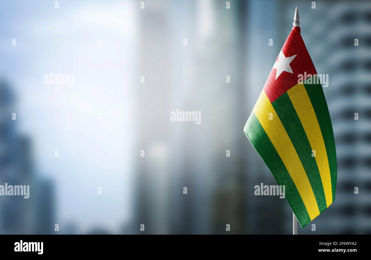 Eine kleine Flagge von Togo auf dem Hintergrund eines Unscharfer Hintergrund Stockfoto