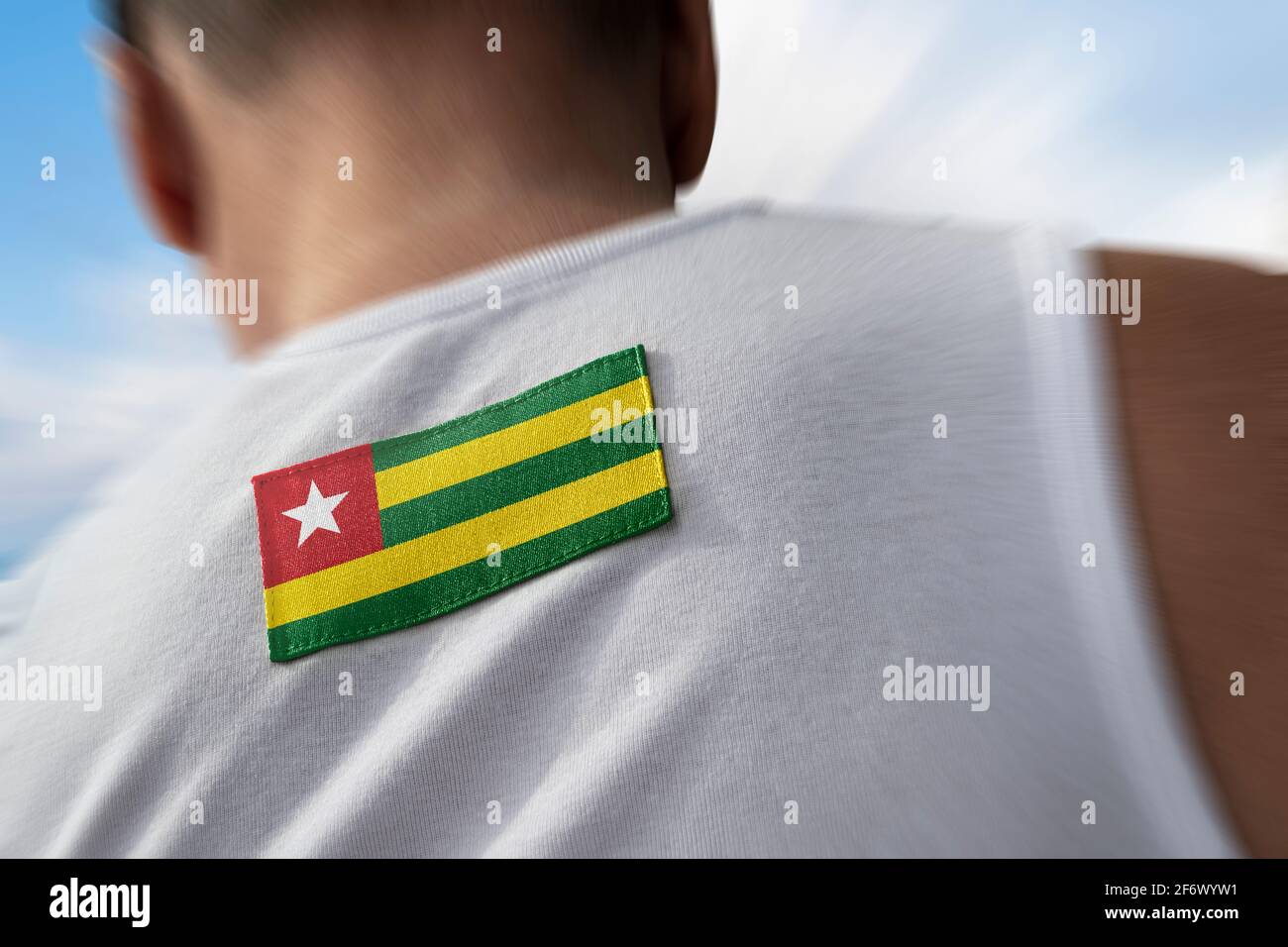 Die Nationalflagge von Togo auf dem Rücken des Athleten Stockfoto