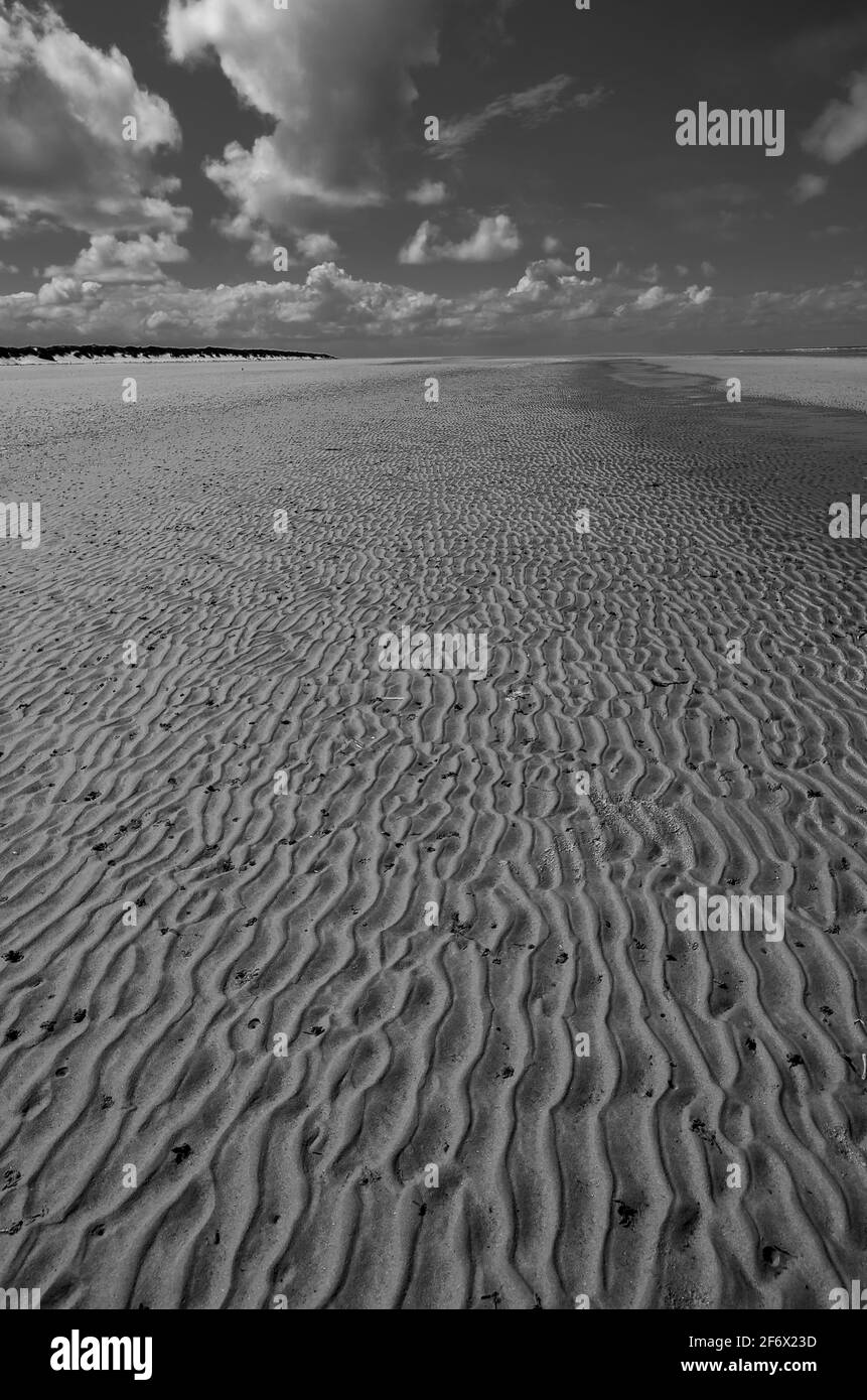 Welliger Sand am Strand in der Nähe von Brancaster / RSPB Titchwell Marsh, Norfolk, Großbritannien. S/W Stockfoto