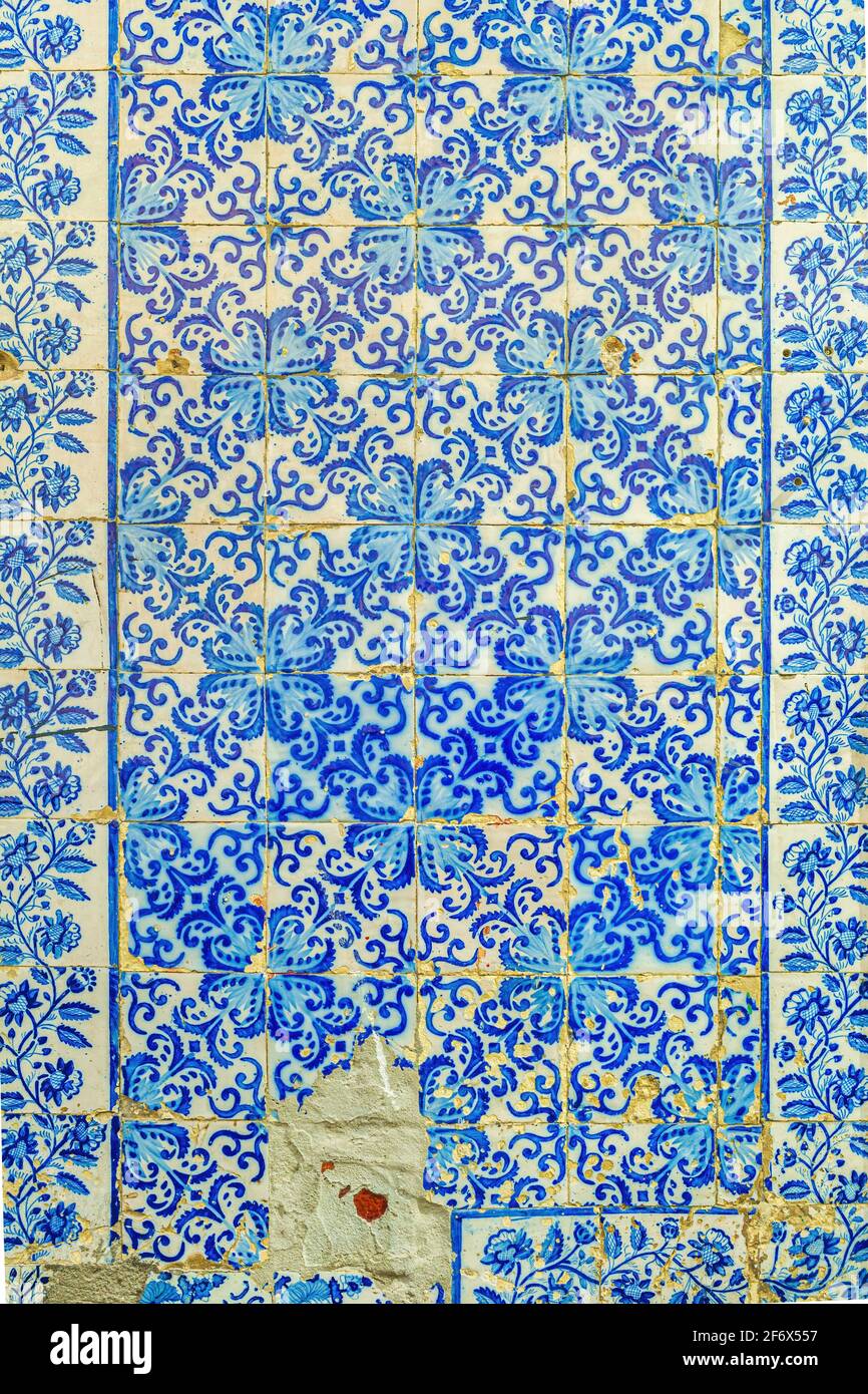 Traditionelle Fliesen (Azulejos) von der Fassade eines alten Hauses in Lissabon, Portugal Stockfoto
