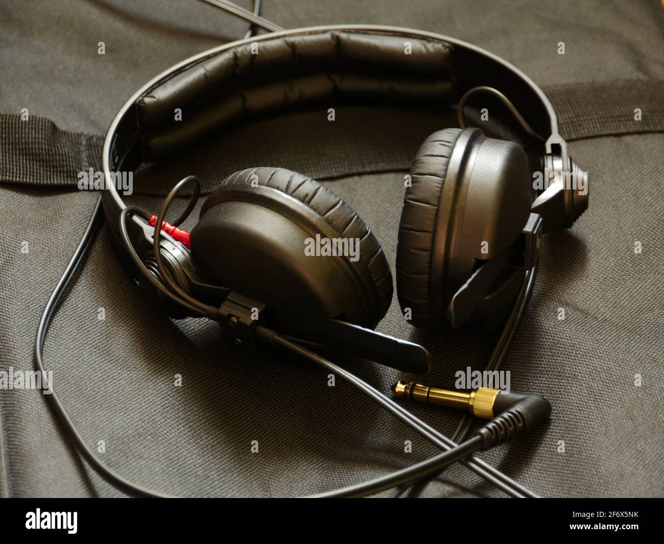 Kopfhörer in Nahaufnahme, HiFi-Audiogeräte im Tonstudio Stockfoto