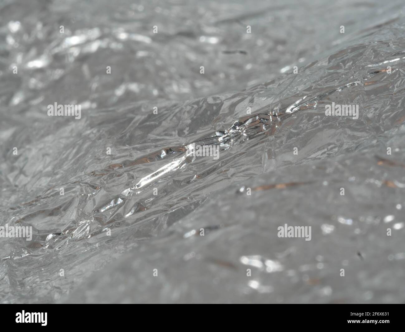 Dünne Blatt von silbernem Blatt Hintergrund mit glänzenden unebenen Oberfläche Stockfoto