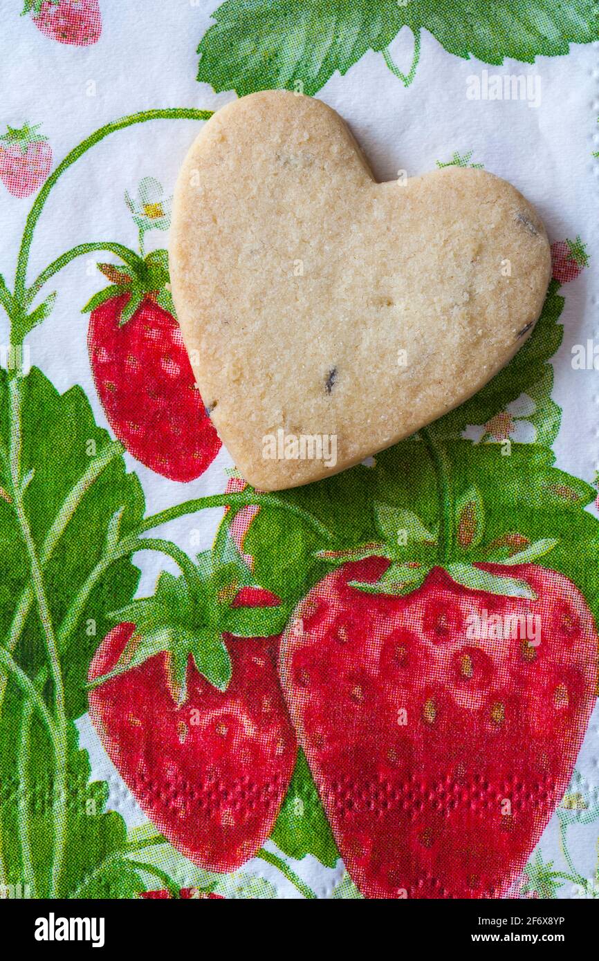 Shortbread heartshaped auf serviette -Fotos und -Bildmaterial in hoher ...