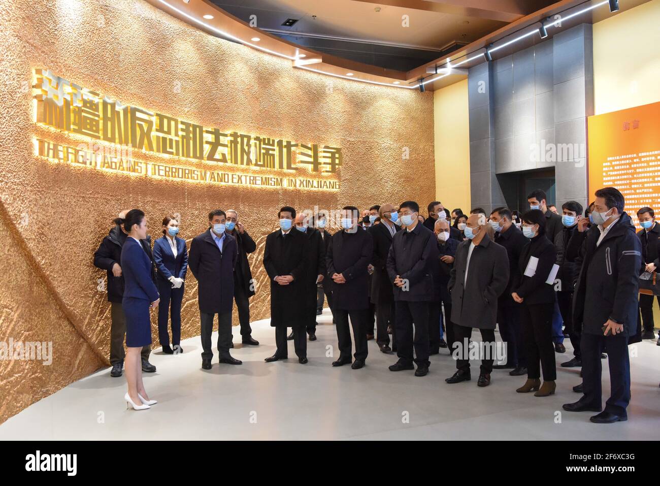 (210403) -- URUMQI, 3. April 2021 (Xinhua) -- ausländische Diplomaten besuchen eine Ausstellung zum Thema Kampf gegen Terrorismus und Extremismus in Urumqi, der Autonomen Region Xinjiang Uygur im Nordwesten Chinas, 30. März 2021. Vom 30. März bis zum 2. April besuchte eine Delegation aus Vladimir Norov, Generalsekretär der Shanghaier Kooperationsorganisation (SCO), und mehr als 30 Diplomaten aus rund 21 Ländern Xinjiang. Sie sprachen mit Einheimischen aus verschiedenen Gesellschaftsbereichen, besuchten lokale Schulen und Unternehmen und entlarvten Gerüchte über Xinjiang, eine Region, deren Image häufig verzerrt b ist Stockfoto