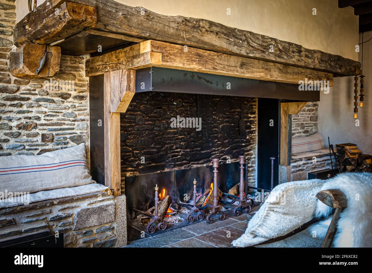 Der riesige Kamin im Eingangsbereich lädt zum Verweilen ein Verweilen Sie nach dem keltischen Bad Stockfoto