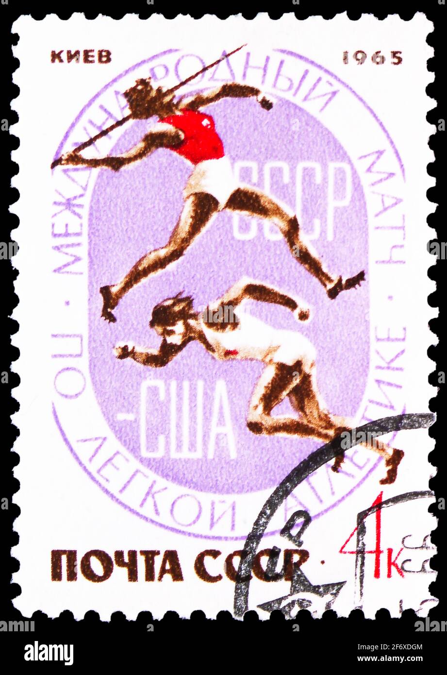 MOSKAU, RUSSLAND - 11. JANUAR 2021: Briefmarke gedruckt in der UdSSR (Russland) zeigt Javelin und Running, USA-USSR Athletic Meeting, 1965, Kiew Serie, circ Stockfoto
