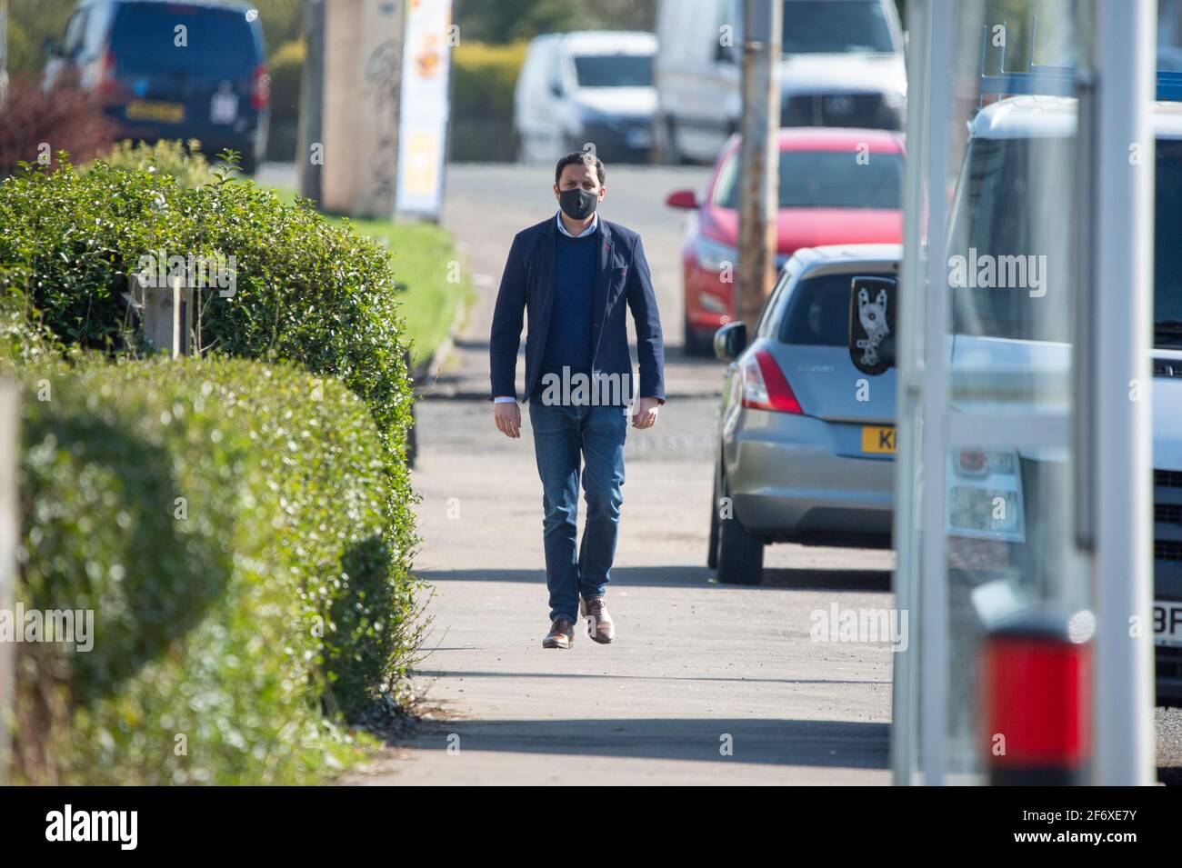 Glasgow, Schottland, Großbritannien. April 2021. IM BILD: Anas Sarwar MSP. Der schottische Labour-Vorsitzende Anas Sarwar MSP schließt sich dem MSP von James Kelly auf dem Wahlkampfweg in Rutherglen an. Quelle: Colin Fisher/Alamy Live News Stockfoto