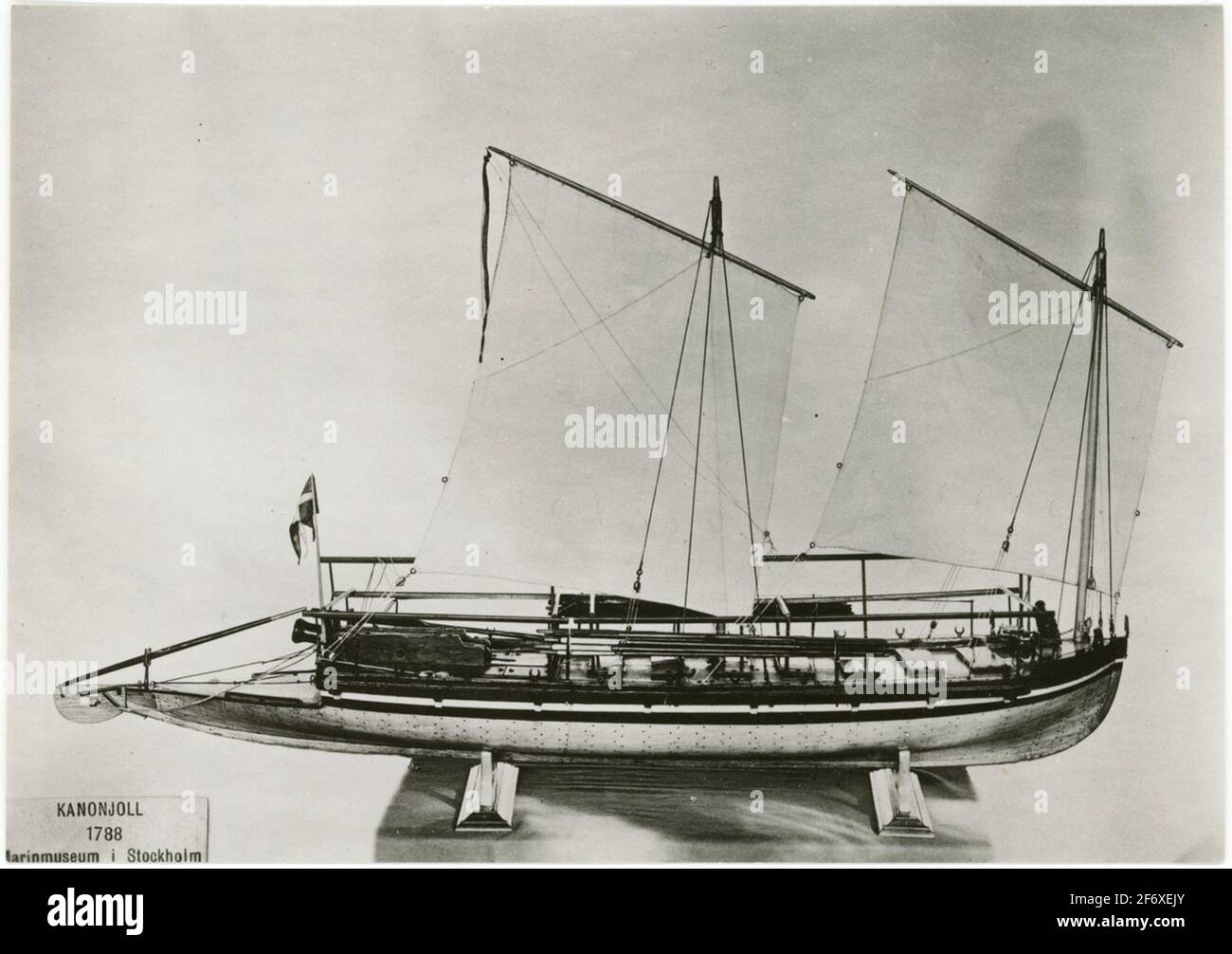 Das Bild zeigt ein Modell einer Kanonenkugel, die im Maritime History Museum Stockholm ist.das Boot ist mit zwei Logger Segel manipuliert.auf dem Deck, die Ruder und auf den Akten sind die Kanonen .. Das Bild zeigt ein Modell einer Kanonenkugel, die sich im Schifffahrtshistorischen Museum Stockholm befindet.das Boot ist mit zwei Logger-Segeln manipuliert.auf dem Deck liegen die Ruder und auf den Acts steht die Kanone. Stockfoto