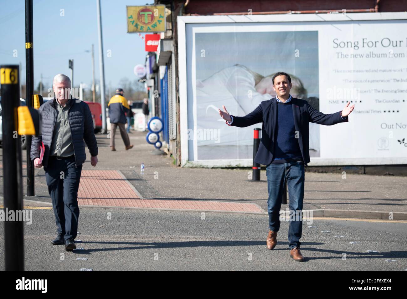 Glasgow, Schottland, Großbritannien. April 2021. IM BILD: Anas Sarwar MSP. Der schottische Labour-Vorsitzende Anas Sarwar MSP schließt sich dem MSP von James Kelly auf dem Wahlkampfweg in Rutherglen an. Quelle: Colin Fisher/Alamy Live News Stockfoto