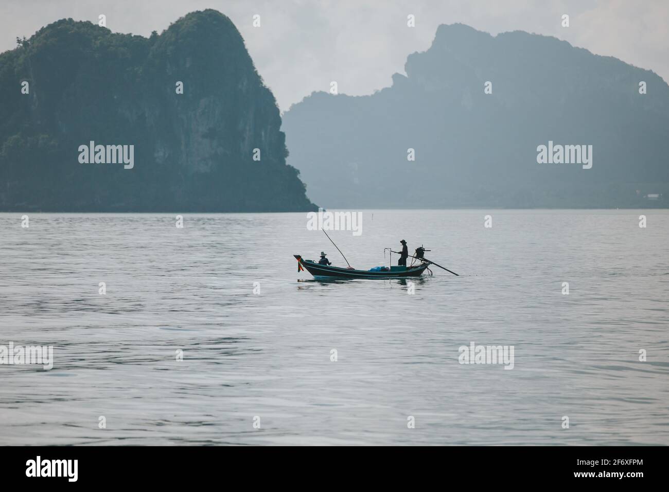 Koh Samui, Thailand - 22. Februar 2015: Kleines Fischerboot an der Küste von Koh Samui, Thailand Stockfoto